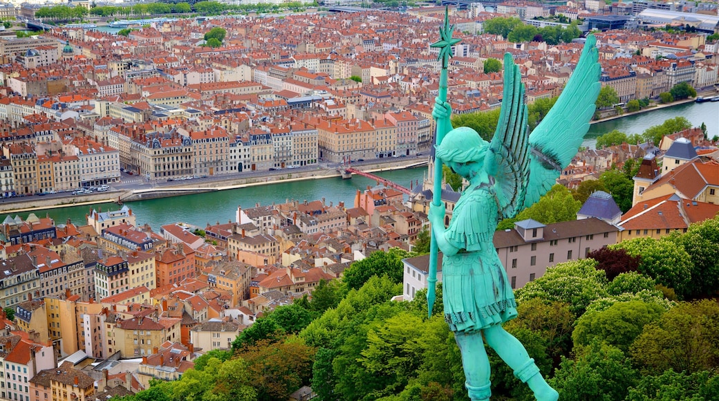 Lyon som inkluderer elv eller bekk, by og statue eller skulptur