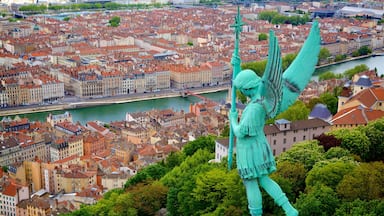 Lyon som inkluderer elv eller bekk, by og statue eller skulptur