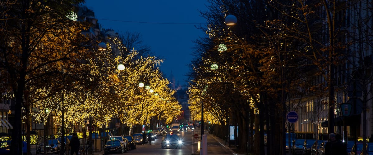 Avenue montaigne à paris la nuit
