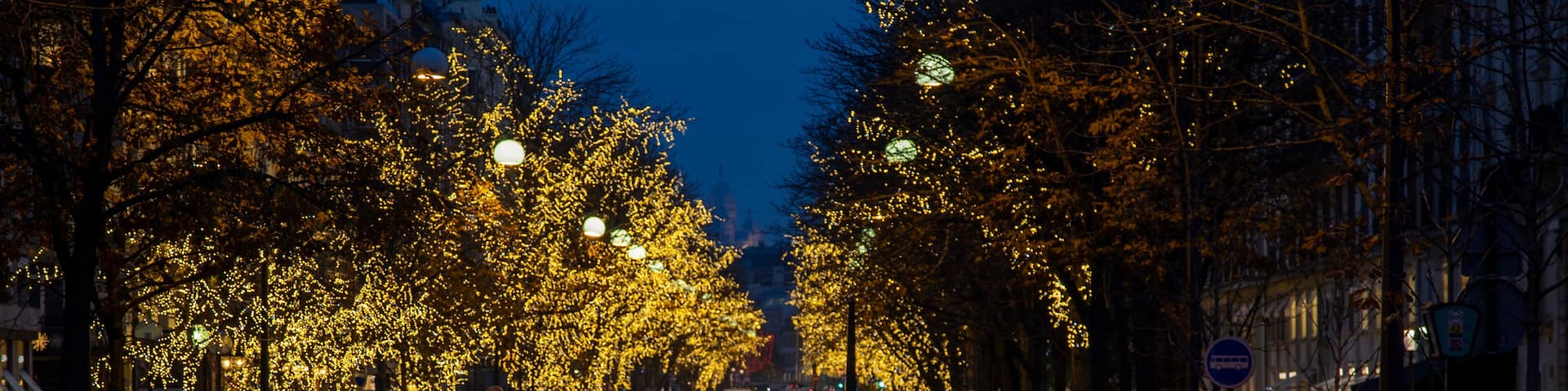 Avenue montaigne à paris la nuit