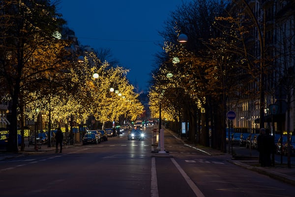 Avenue montaigne à paris la nuit