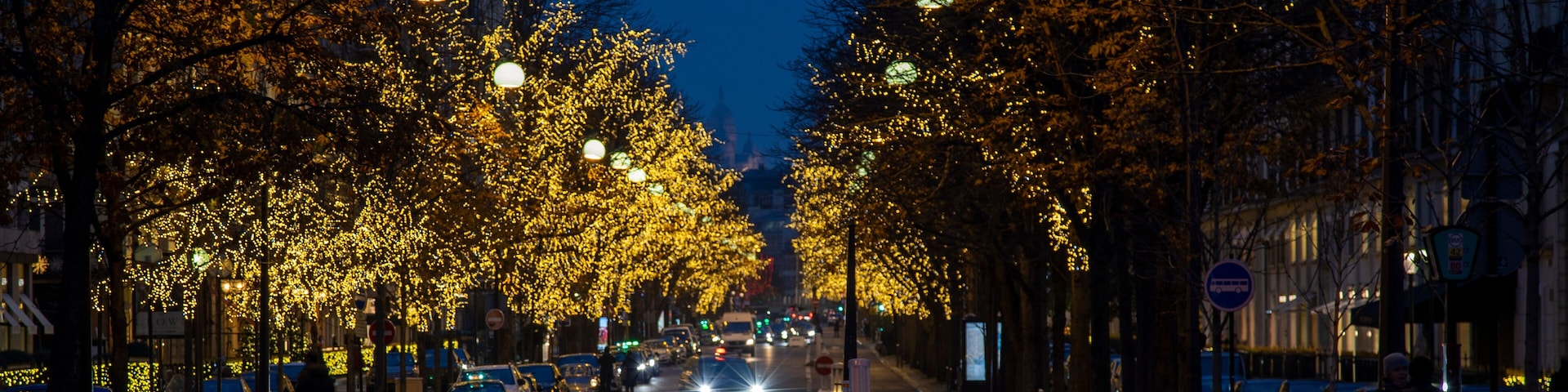 Avenue montaigne à paris la nuit