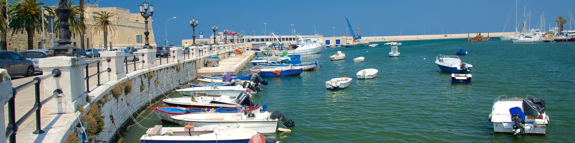 Puerto de Bari que incluye una bahía o un puerto