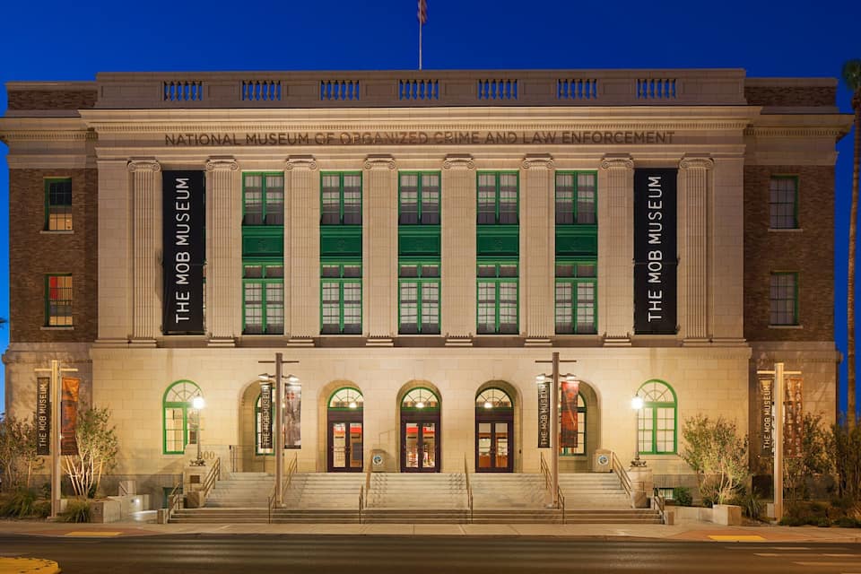 Nationalmuseet for Organiseret Kriminalitet og Hærens Efterretningstjeneste om natten.