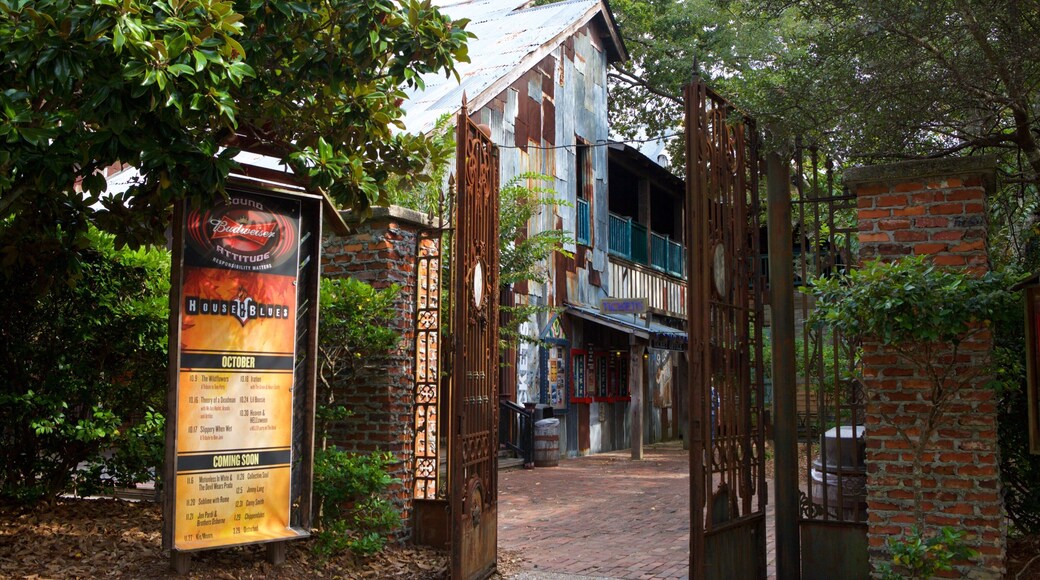 House of Blues Myrtle Beach que incluye señalización y elementos patrimoniales