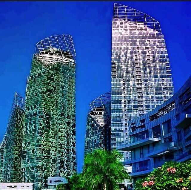 The series of high-rise undulating towers done by Daniel Libeskind is the focal point of this project. These sleek curving forms of alternating heights create graceful openings and gaps between the structures allowing all to have commanding views of the waterfront, Sentosa, the golf course and Mount Faber.
#stunningstructures