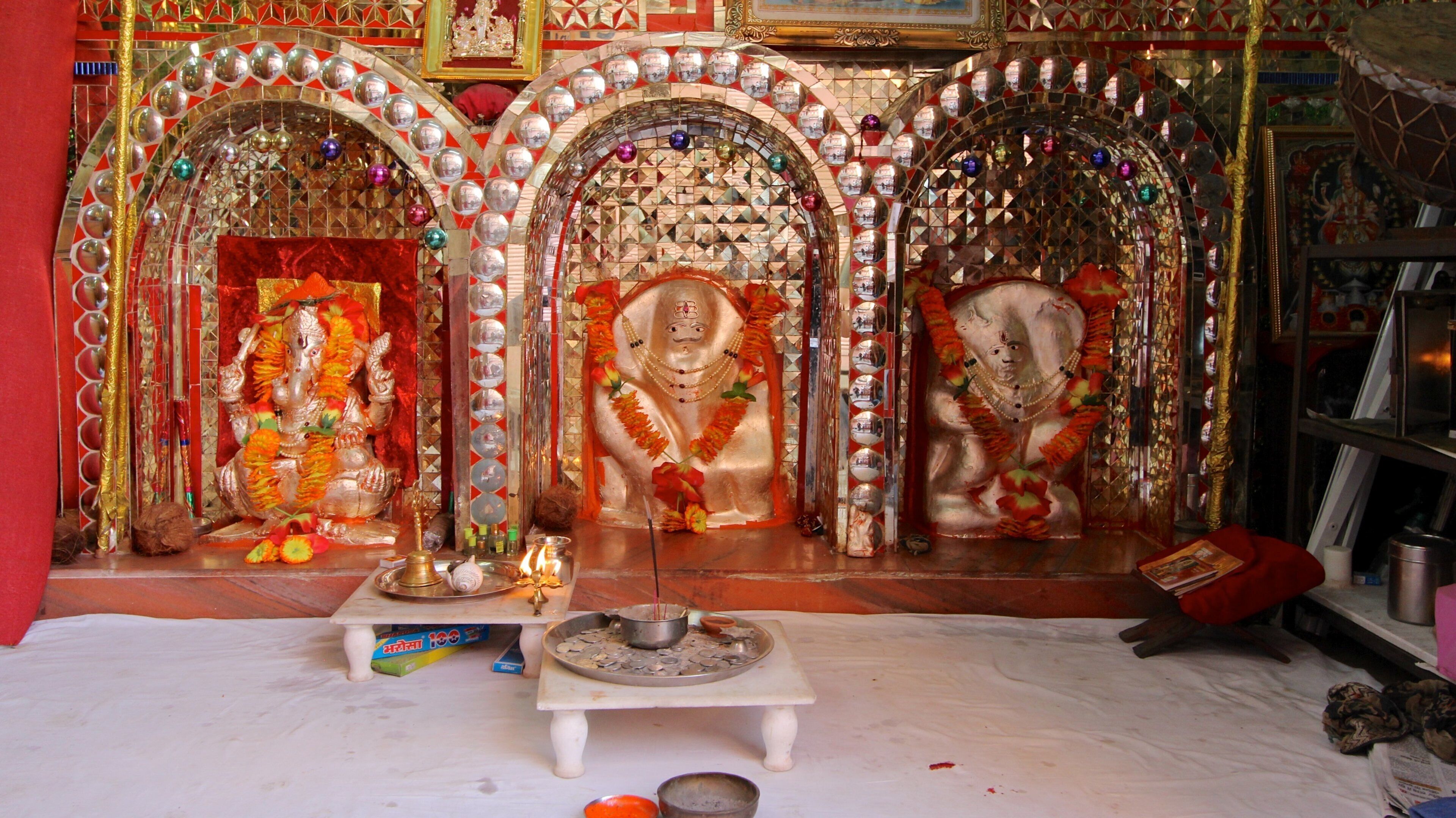 Johri Bazaar showing a temple or place of worship and interior views
