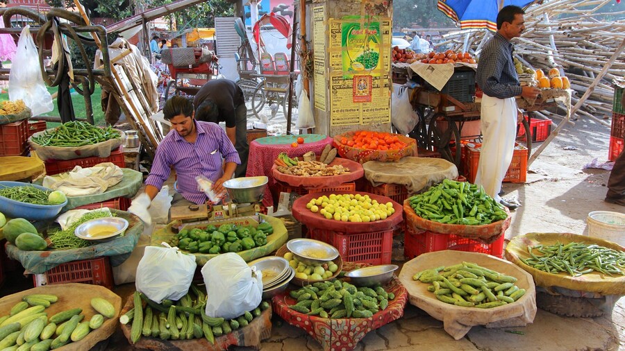 Johri Bazaar showing food and markets