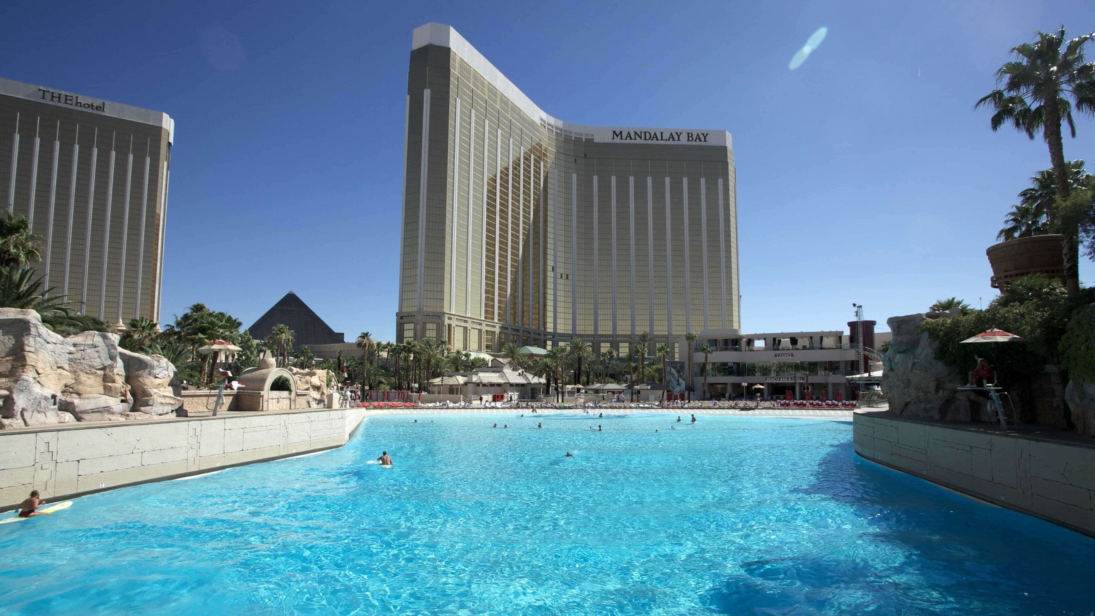 Aquarium Shark Reef du Mandalay Bay qui includes piscine et hôtel