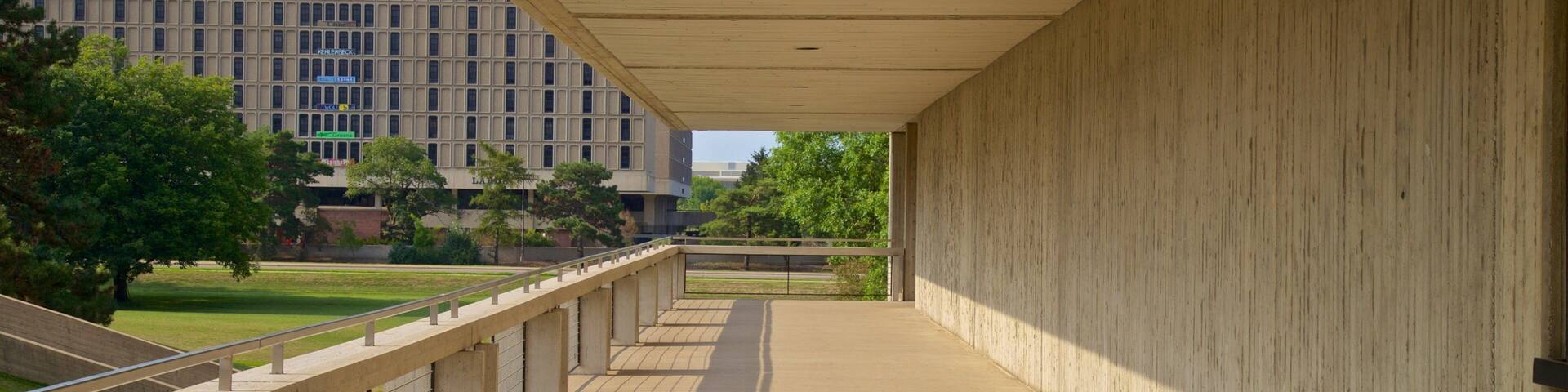 Brunnier Art Museum mit einem Park