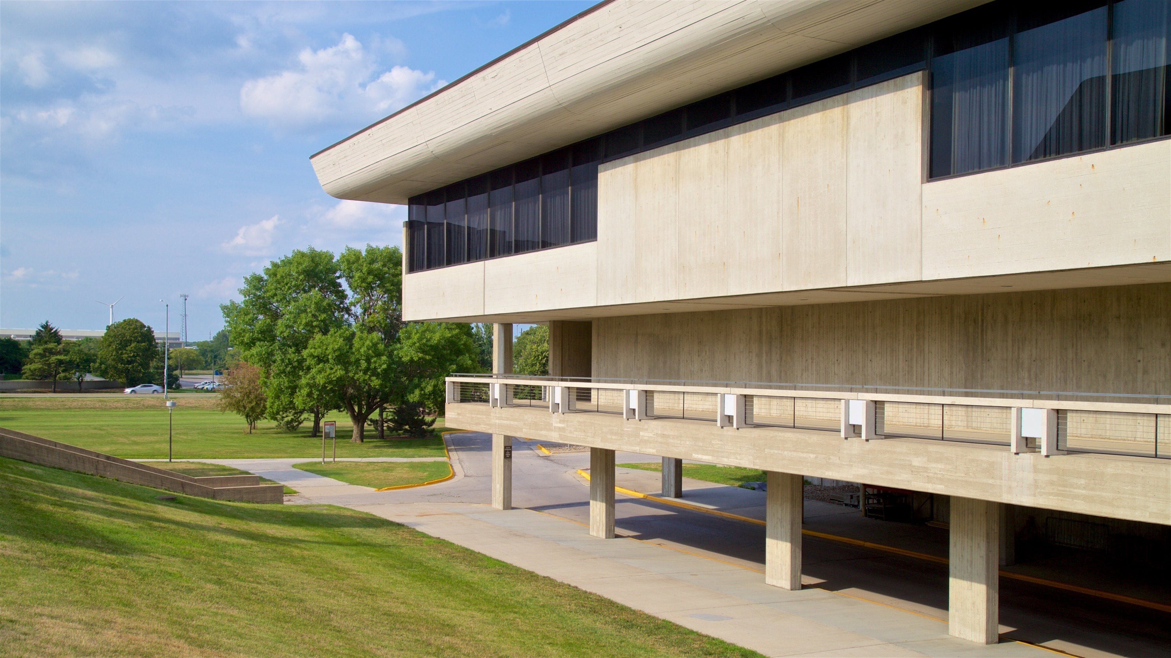 Brunnier Art Museum mostrando um jardim