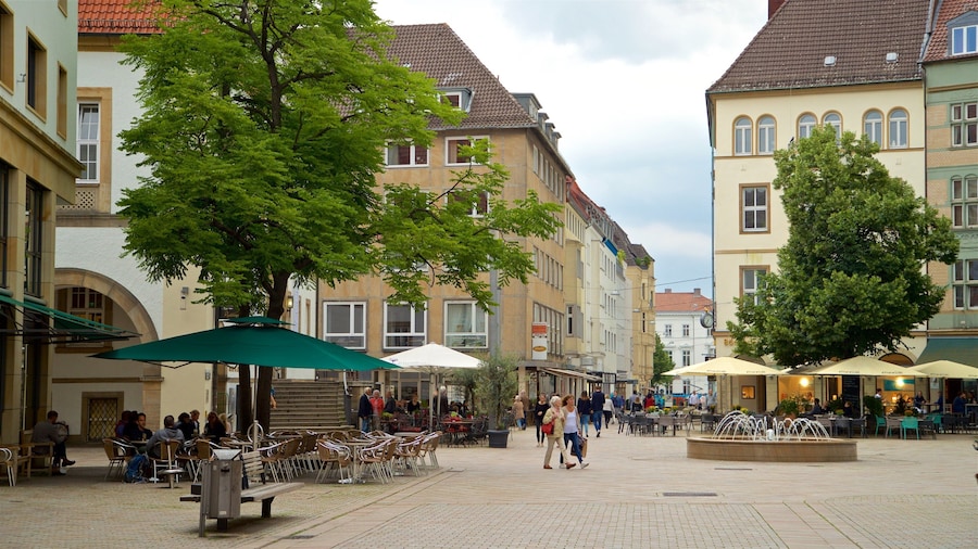 Old Market Square som viser en plads eller et torv og gadeliv såvel som et par