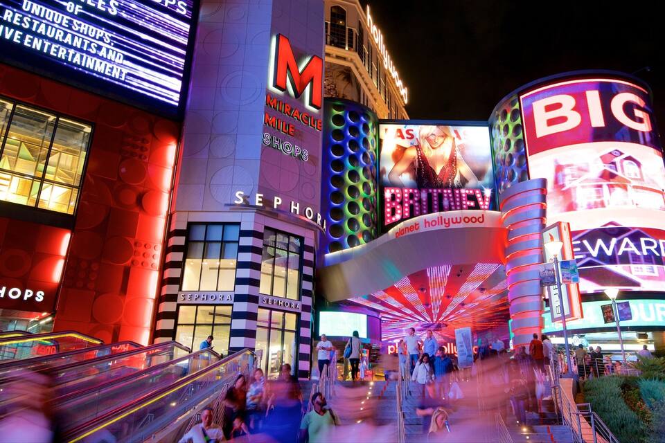Un quartier animé, illuminé de mille feux, avec des enseignes au néon pour des magasins comme Sephora et Planet Hollywood.
