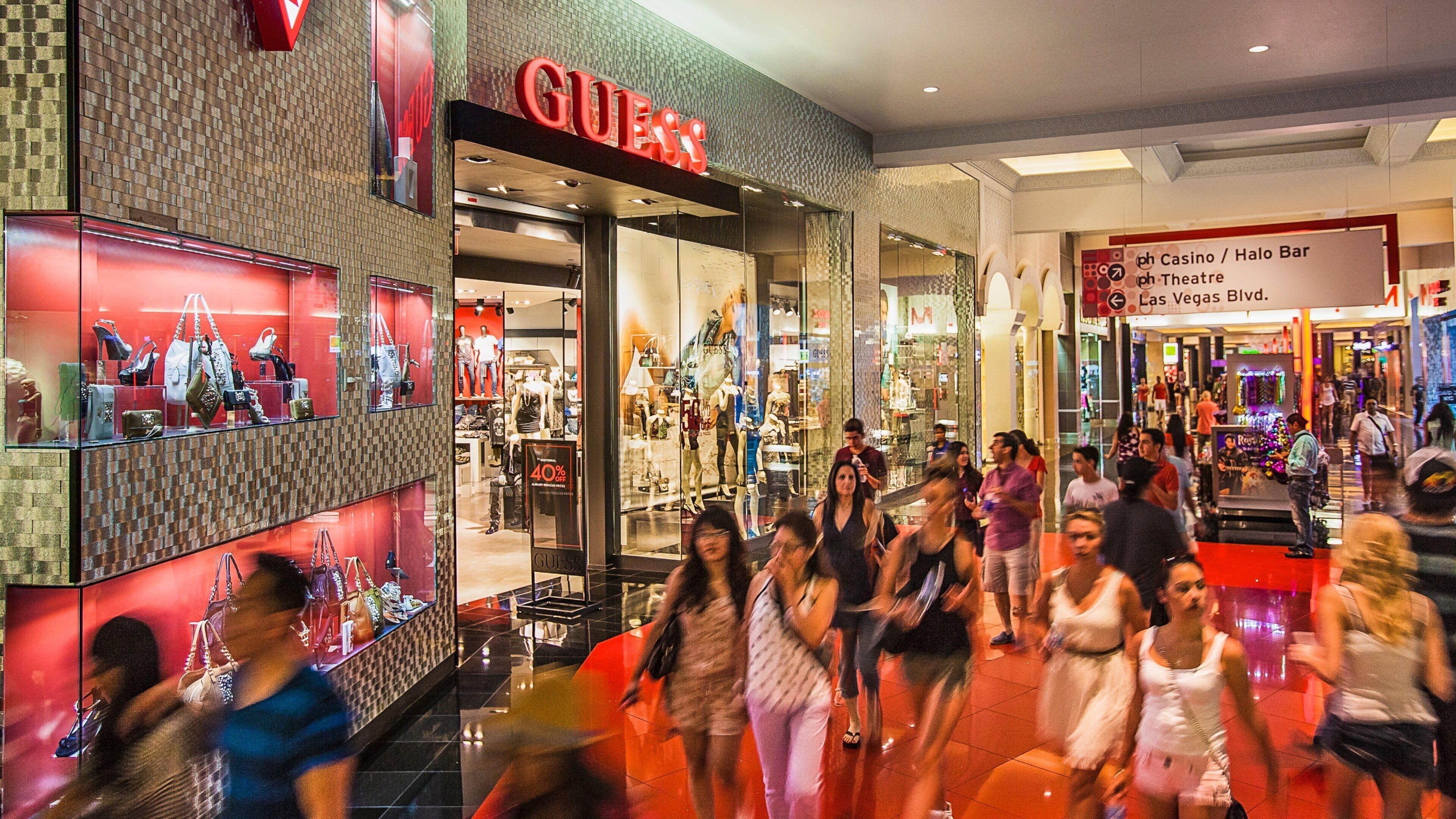 미라클 마일 숍스 을 특징 쇼핑 과 패션 뿐만 아니라 대규모 사람들