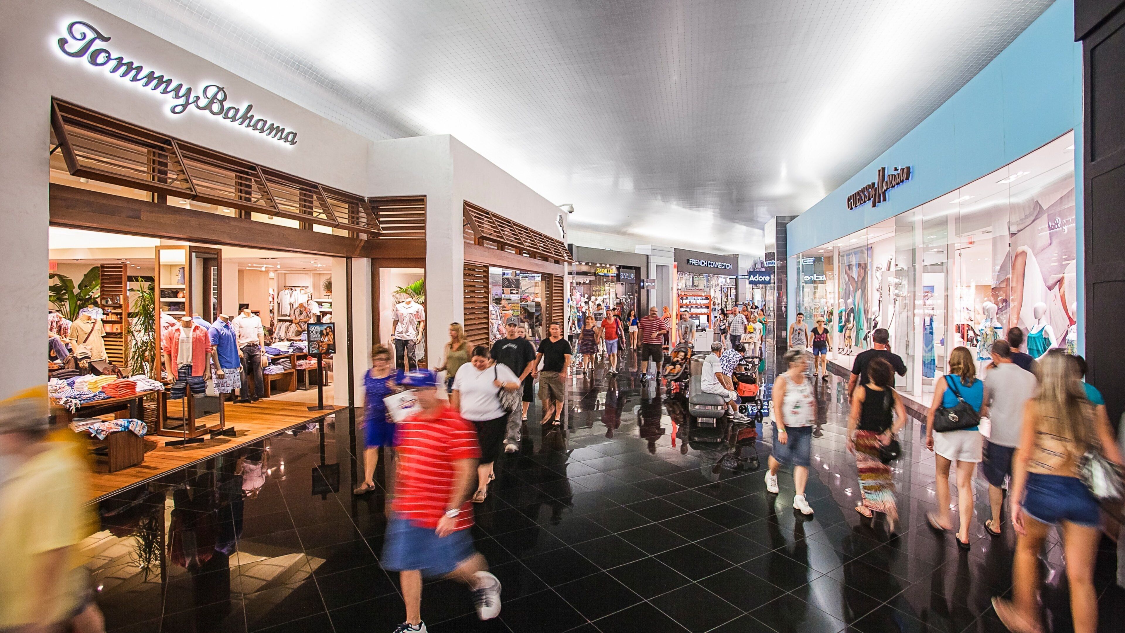 미라클 마일 숍스 이 포함 실내 전경 뿐만 아니라 대규모 사람들