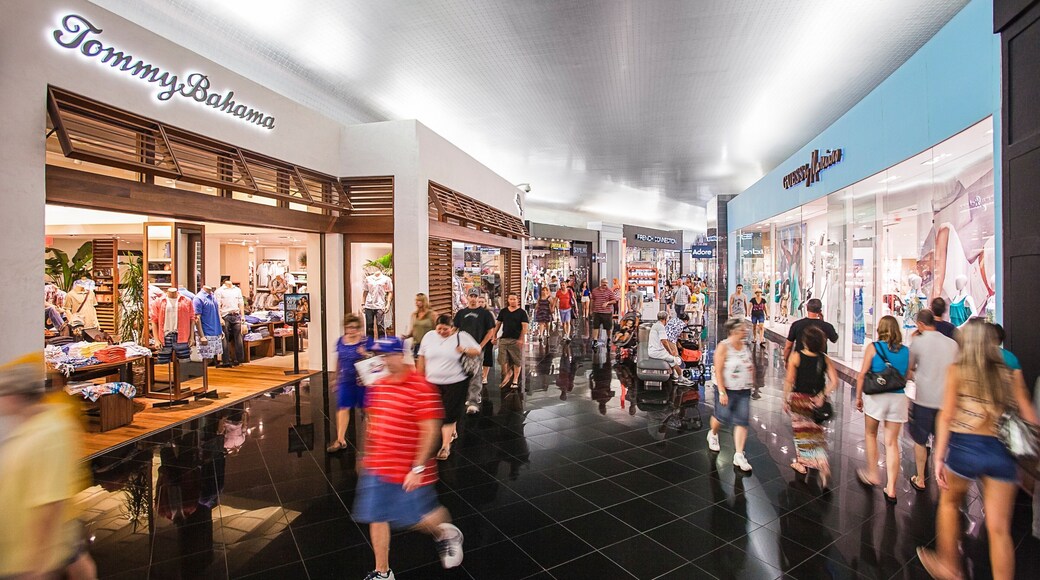 미라클 마일 숍스 이 포함 실내 전경 뿐만 아니라 대규모 사람들