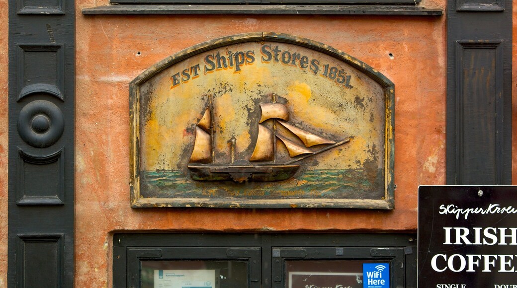 Nyhavn que incluye señalización y elementos del patrimonio