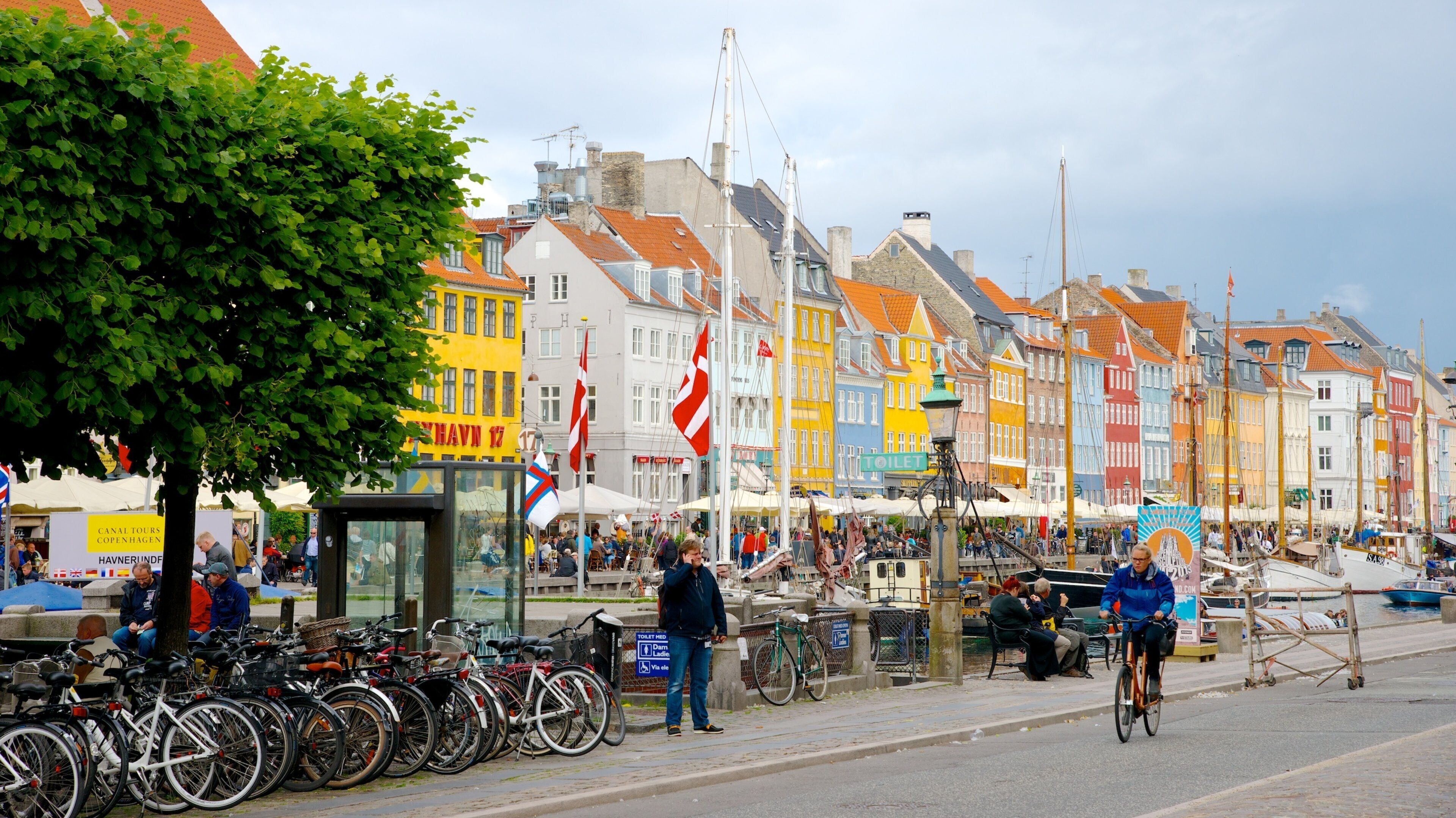 Nyhavn which includes cycling, heritage architecture and street scenes