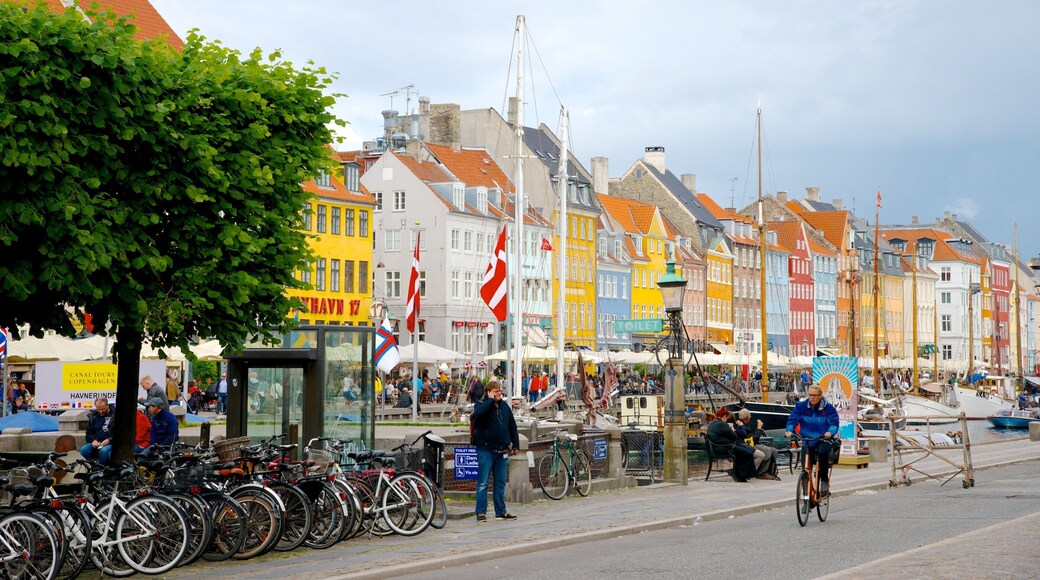 Nyhavn which includes cycling, heritage architecture and street scenes