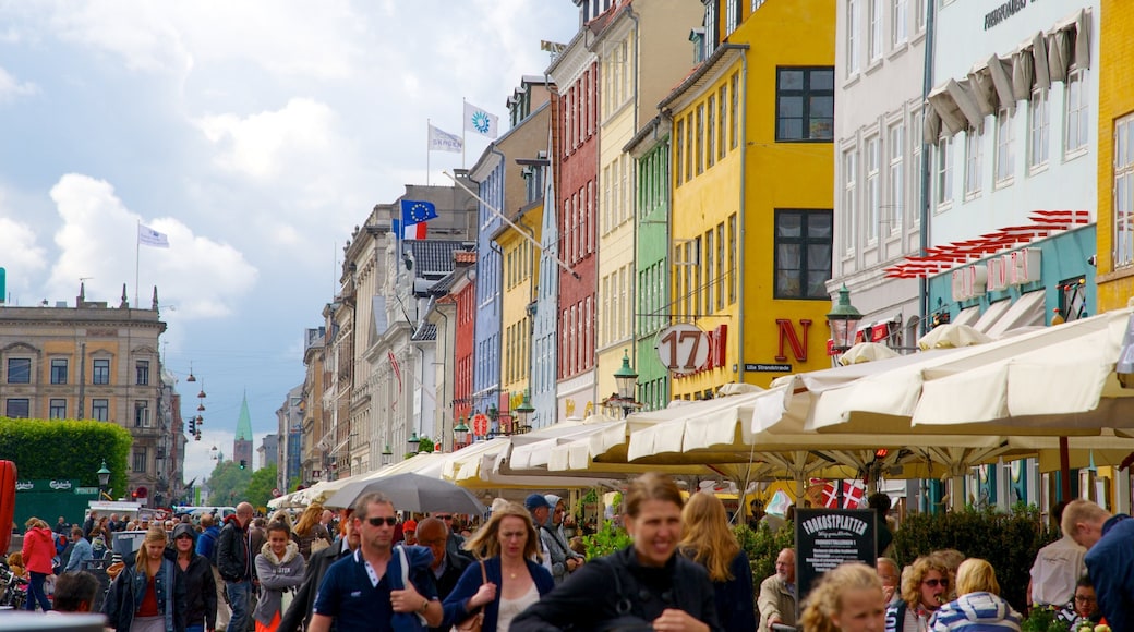 Nyhavn fasiliteter samt by, historisk arkitektur og gatescener