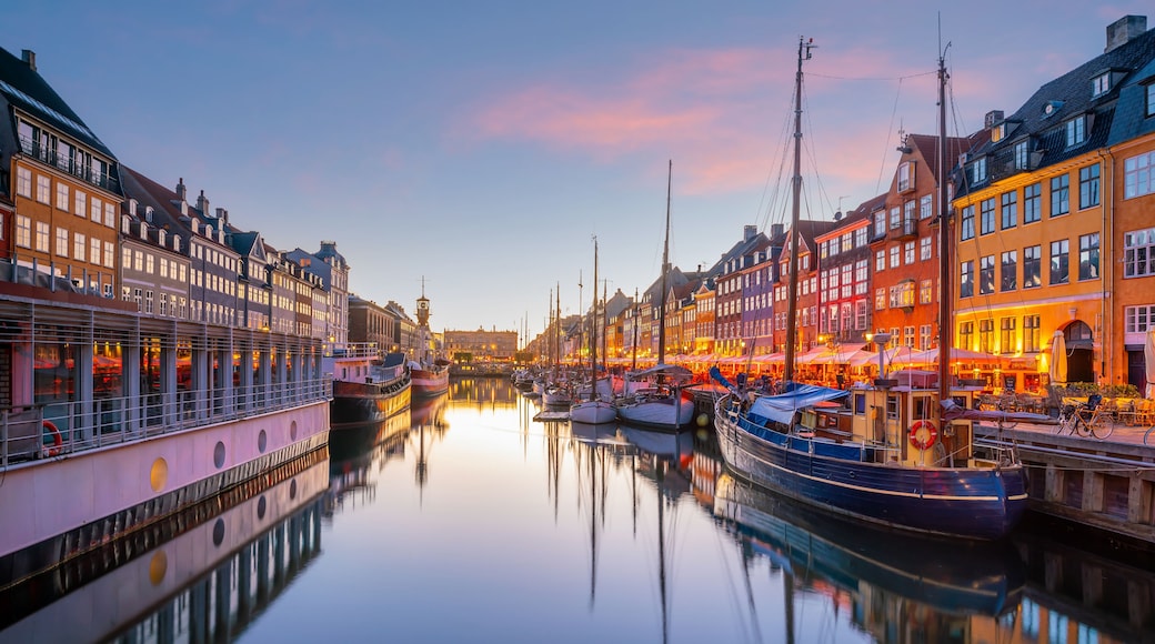 Un canal flanqueado por edificios históricos y barcos amarrados a la orilla.