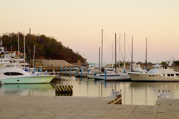Marina Chahué mit einem Bootfahren, Sonnenuntergang und Bucht oder Hafen