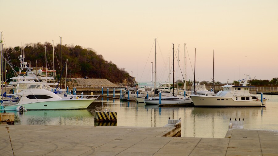 Marina Chahué bevat varen, een baai of haven en een zonsondergang