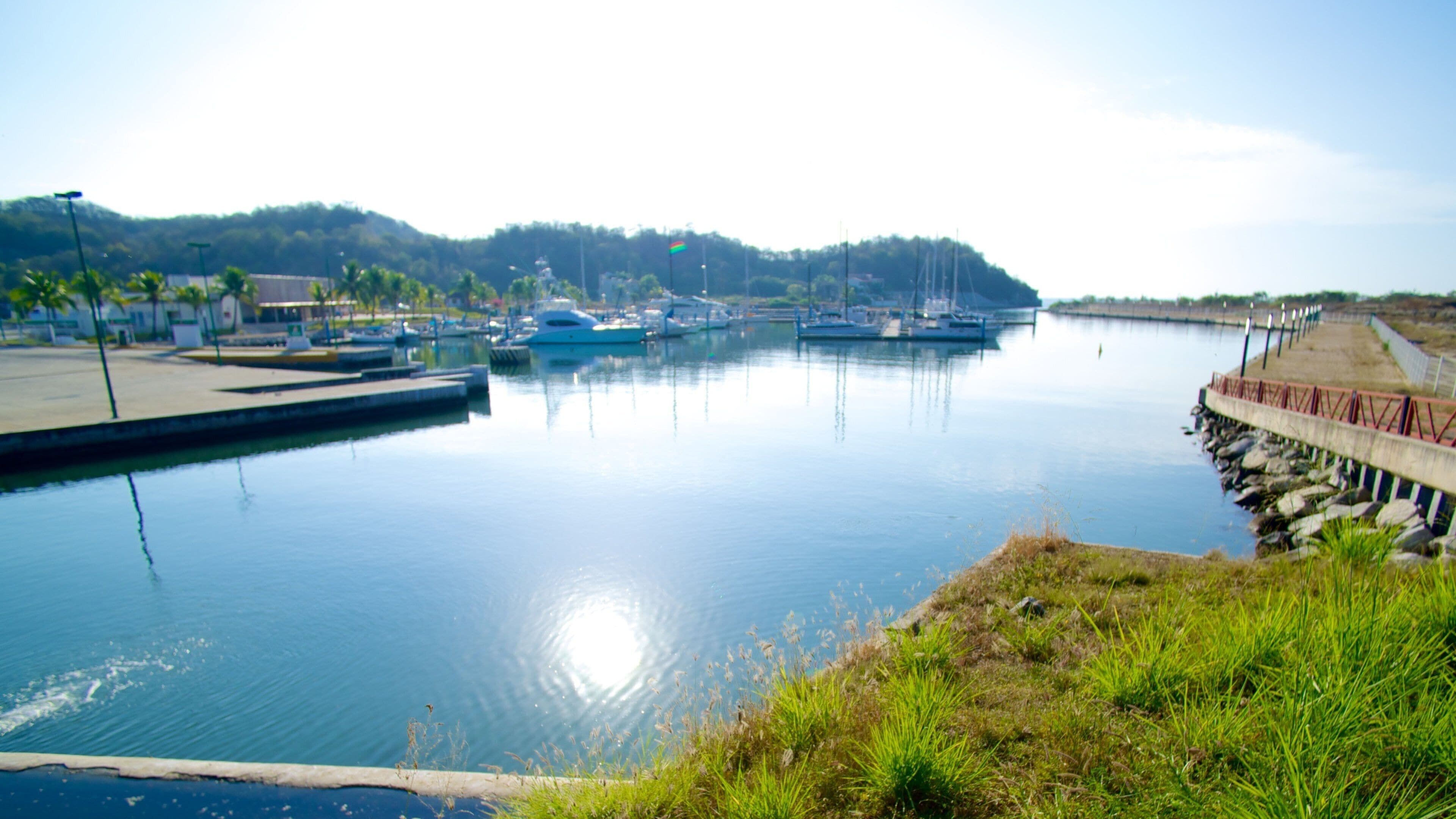 Marina Chahue che include baia e porto