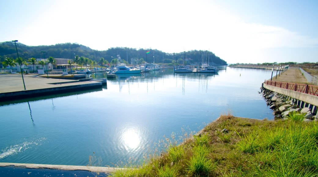 Marina Chahue che include baia e porto