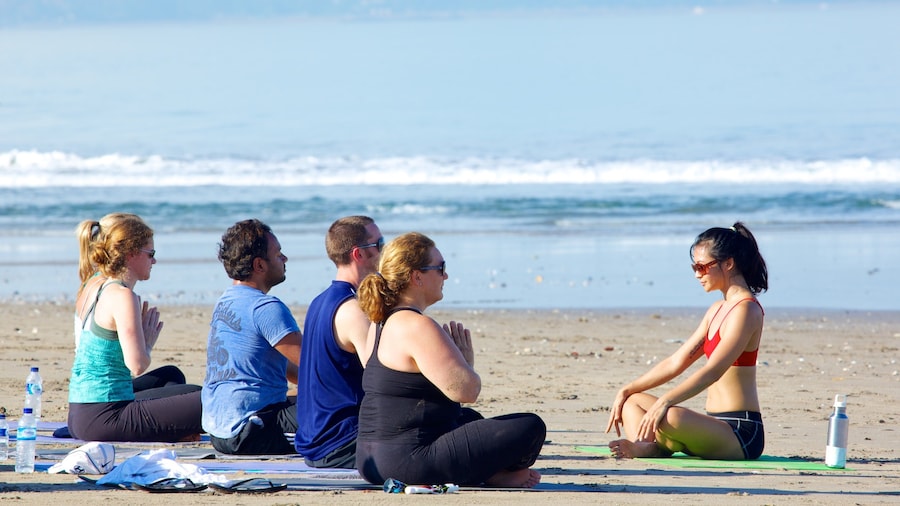 Seminyak som inkluderer dag-spa og strand i tillegg til en stor gruppe med mennesker