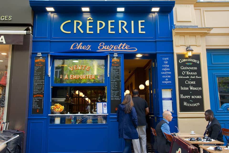 Ein blaues Geschäft mit dem Schild "CRÈPERIE" und "Chez Suzette".