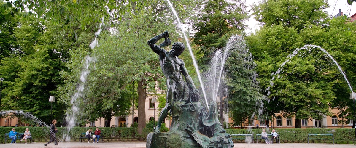 Maria Square showing a fountain and a statue or sculpture