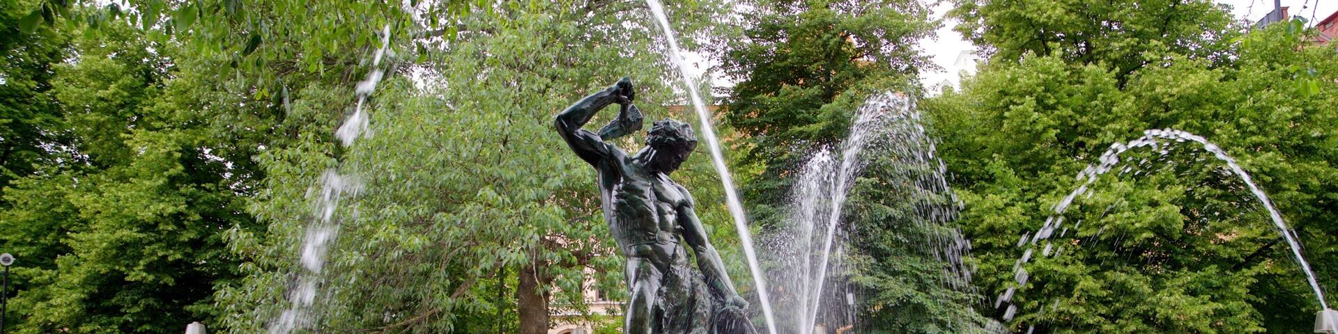 Maria Square showing a fountain and a statue or sculpture