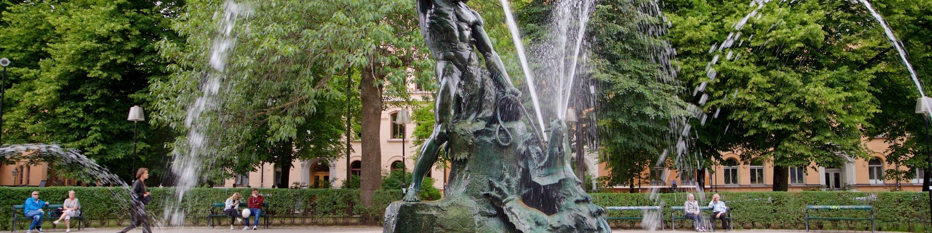 Maria Square showing a fountain and a statue or sculpture