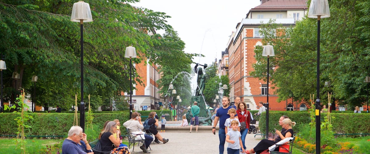 Maria Square showing a garden as well as a small group of people