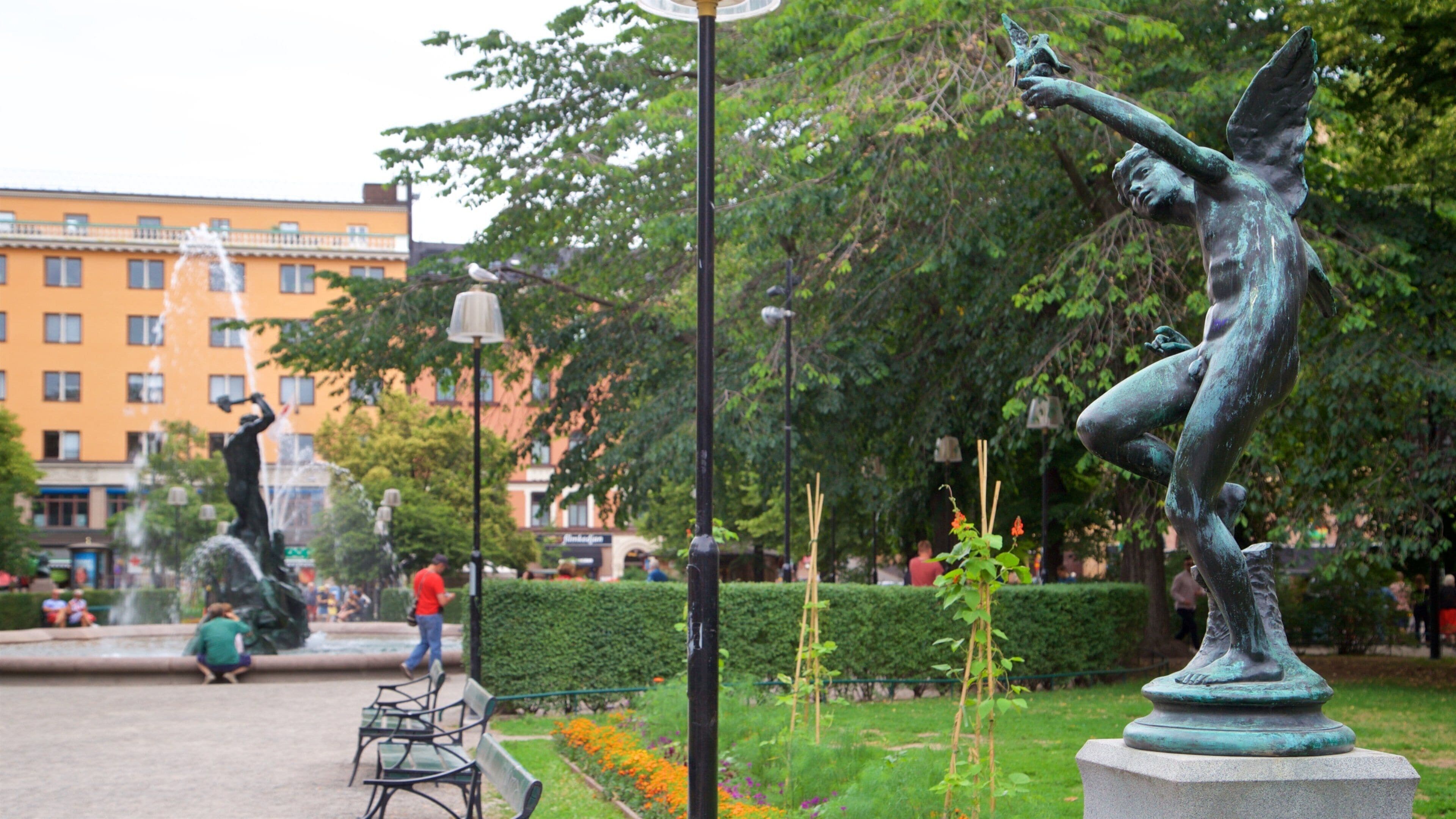 Maria Square featuring a statue or sculpture and a garden