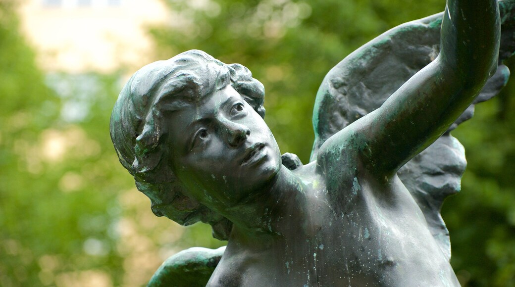 Maria Square showing a statue or sculpture