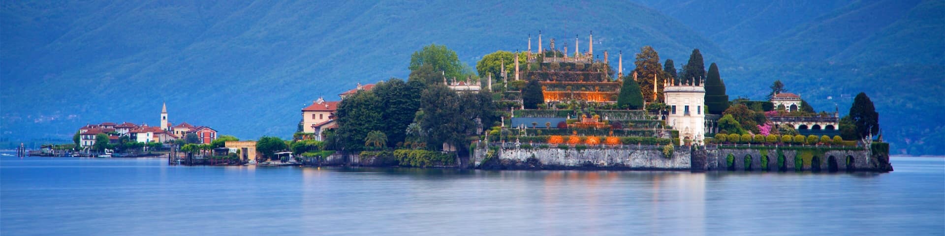 Lago Mayor ofreciendo un lago o espejo de agua, una pequeña ciudad o aldea y montañas