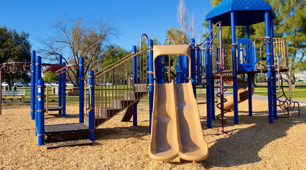 Fremont Central Park som visar en trädgård och en lekplats