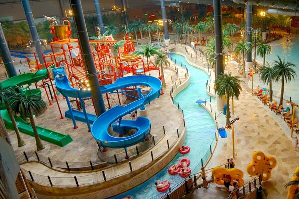 Lalandia montrant parc aquatique, piscine et vues intérieures