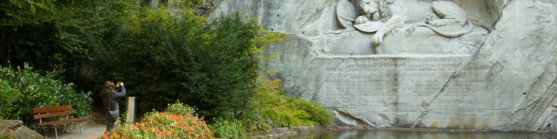 Lion Monument which includes a monument, a park and a pond