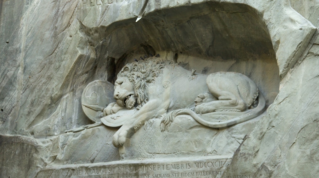 Lion Monument featuring a statue or sculpture and a monument