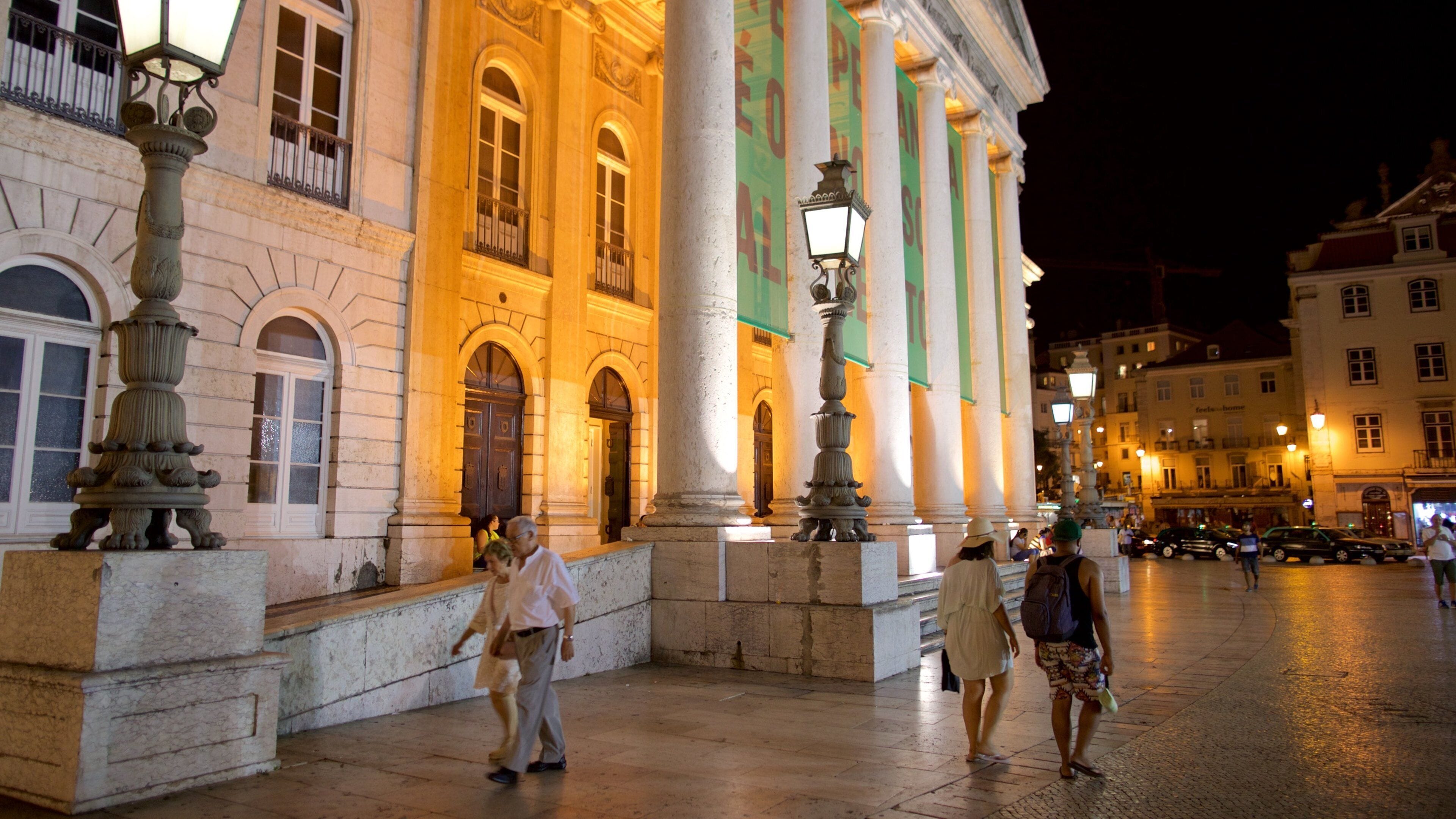 National Theatre of D. Maria II som viser gadeliv, en plads eller et torv og natteliv
