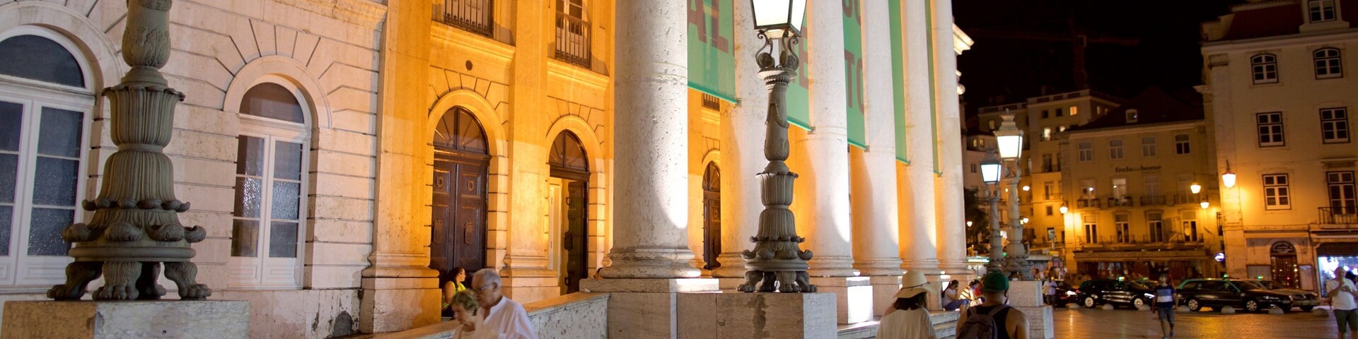 Teatro Nacional D.Maria II que inclui elementos de patrimônio, cenas noturnas e cenas de rua