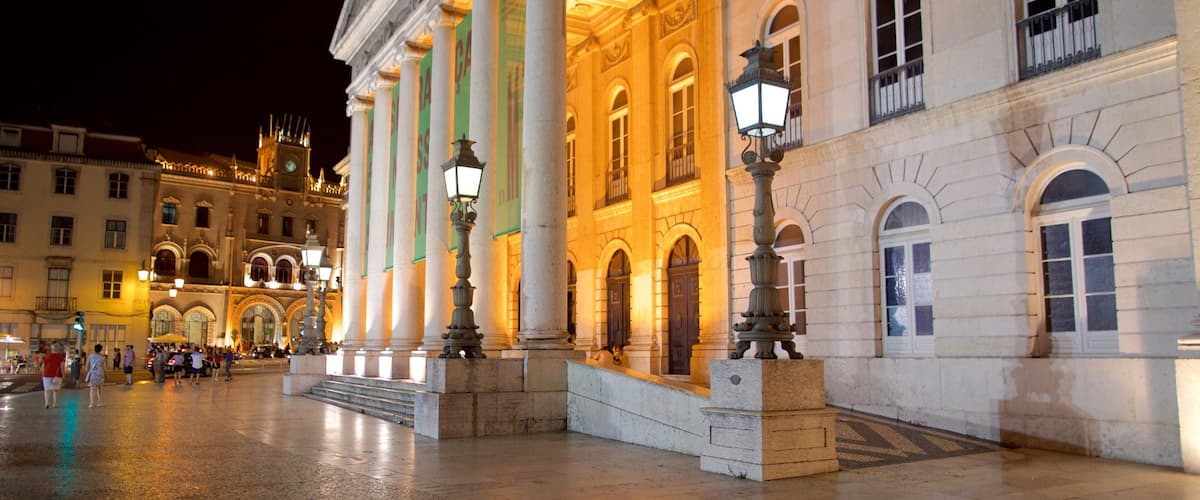 Teatro Nacional de D. María II mostrando arquitectura patrimonial, una ciudad y escenas de noche