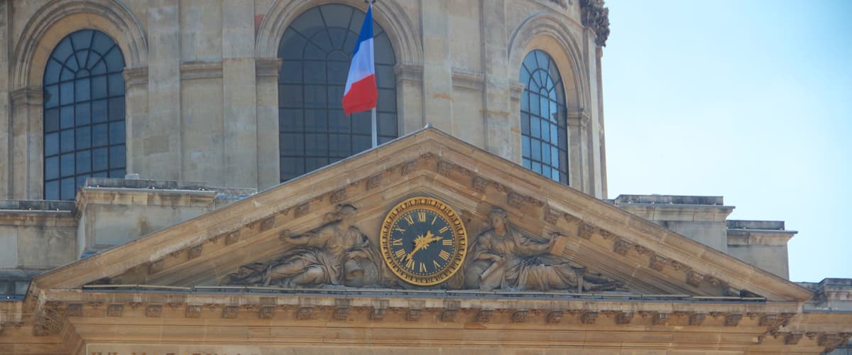Academia Francesa mostrando elementos patrimoniales, arquitectura patrimonial y señalización