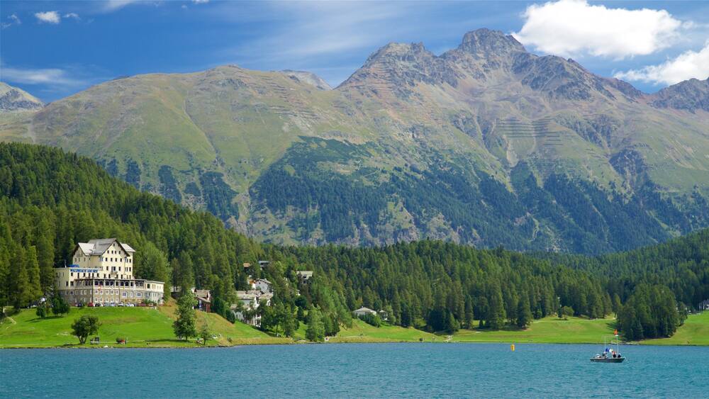 Eine Berglandschaft mit einem großen Gebäude am Seeufer.