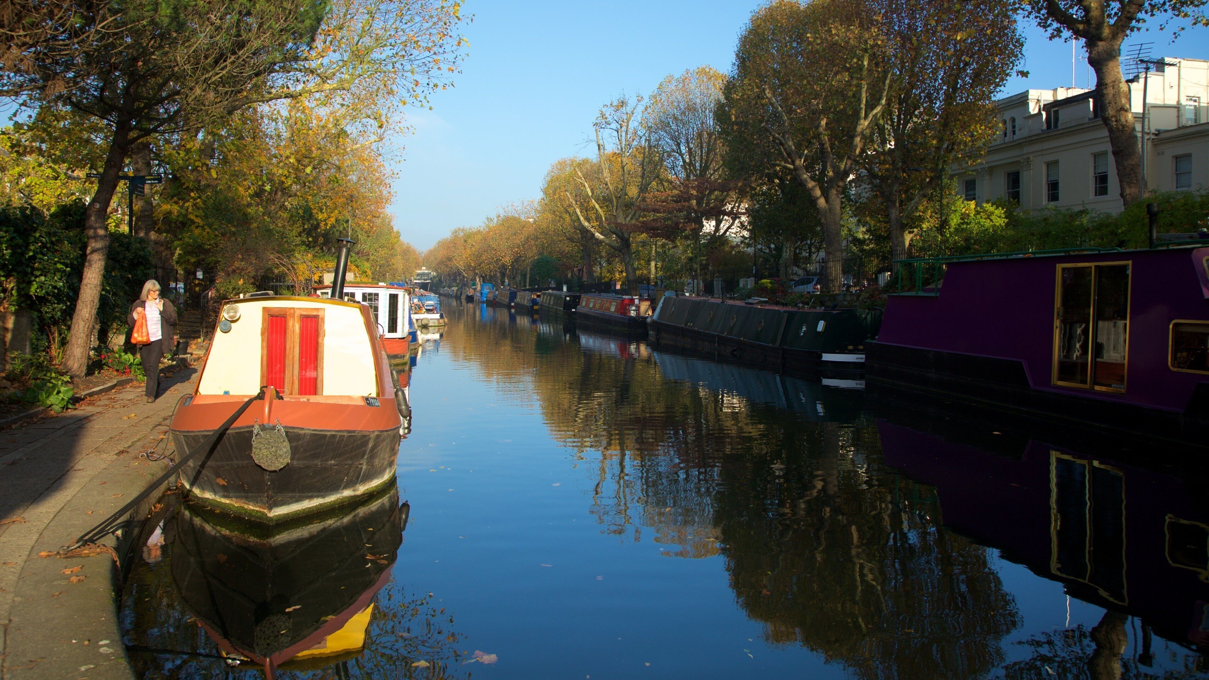 Little Venice som viser efterårsfarver, bådsejlads og en flod eller et vandløb