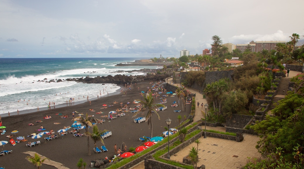 Garden Beach showing a coastal town and general coastal views
