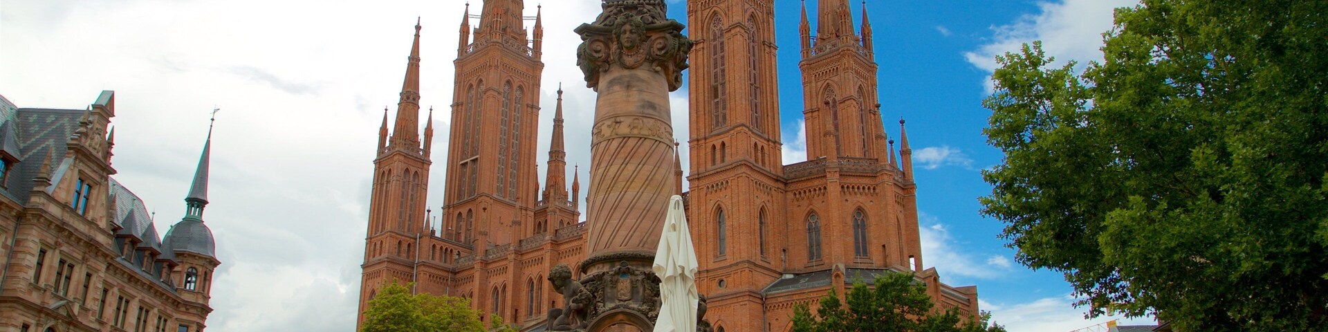 Marktkirche mostrando uma fonte, arquitetura de patrimônio e uma igreja ou catedral